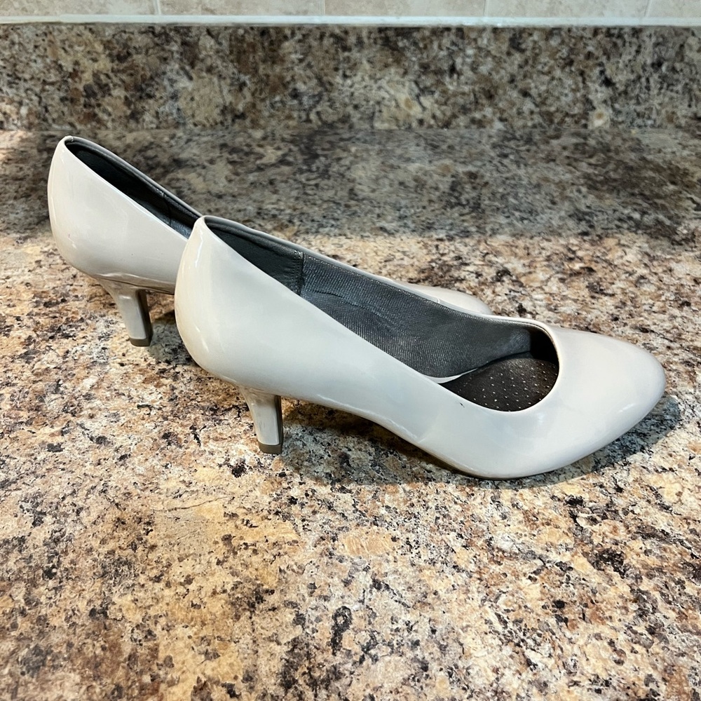 Jessica Simpson Cream Heels - Picture 3 of 5